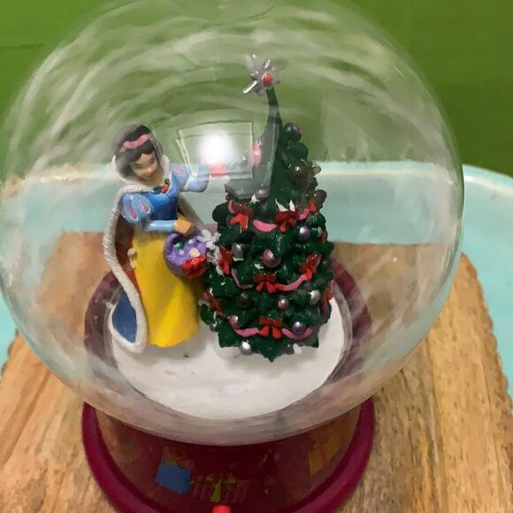 Snow White snow blowing snow globe - Picture 3 of 6